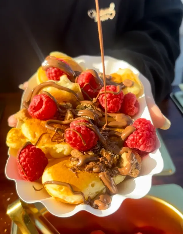 Mini pancakes aux framboises, une photographie réelle utilisée sur le site