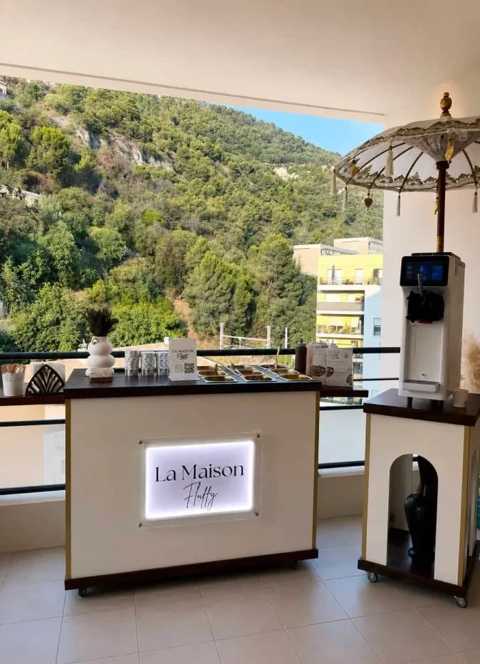 Le stand La Maison Fluffy et sa machine à sundae